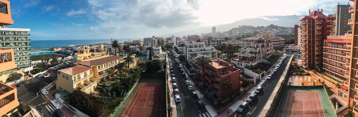 Panoramic view of the city with houses and trees © Gustavo Palacios