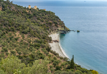 Obraz premium Ancient windmills in the midst of beautiful seaside landscapes along the southern shores of the Peloponnese Peninsula, Greece
