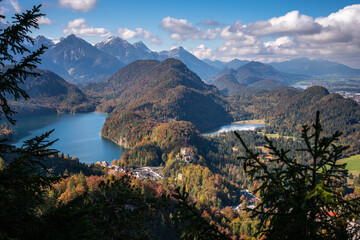 Bergpanorama mit Alpsee und Schwansee bei Hohenschwangau im Herbst