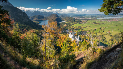 Obraz premium Bergpanorama mit Alpsee und Schwansee bei Hohenschwangau im Herbst