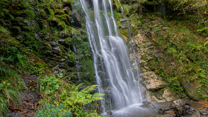 Fototapeta premium Enorme cascada de varios metros de altura con agua abundante.