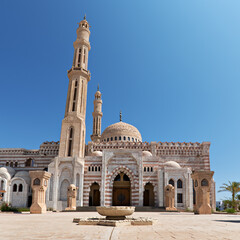 Fototapeta na wymiar Big beautiful islamic mosque in Egypt