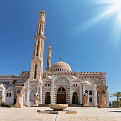 Obraz premium Big beautiful islamic mosque in Egypt