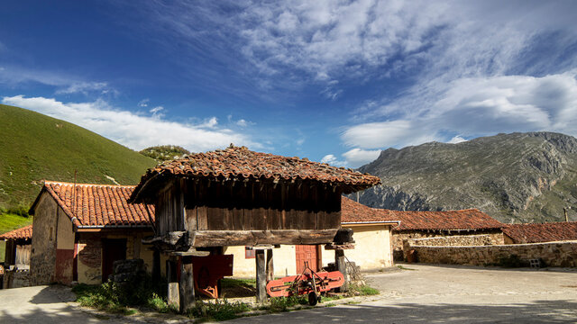 Construcci&oacute;n tradicional y t&iacute;pica de pueblos del norte de Espa&ntilde;a, destinado a la conservaci&oacute;n de la cosecha durante el invierno y preservarla de roedores