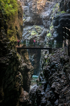 Wandern in der Herbstsonne in Dder Breitachklamm