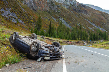Car accident place on bend mountain road