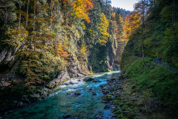 Wandern in der Herbstsonne in der Breitachklamm in Oberstdorf, wunderbare Herbstfarben