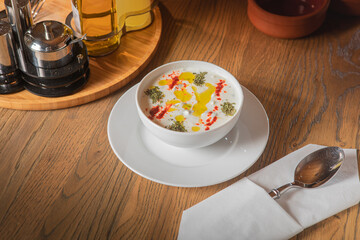 Türkische Joghurtsuppe mit Reis und orientalische Gewürze