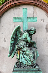 Trauernder Engel mit Urnengefäß auf dem Alten Friedhof in Offenbach am Main