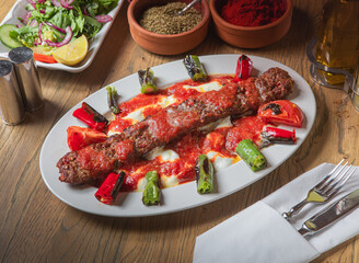 Yogurtlu Adana Kebab, Hackfleischspieß Kebap, Türkische Grillteller
