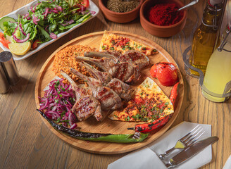 Lammkotlette, Pirzola mit Bulgur Türkische Grillteller