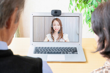オンライン通信する老夫婦