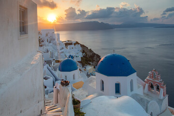 Grèce, Les Cyclades, île de Santorin (Thera ou Thira), village d'Oia, lever de soleil