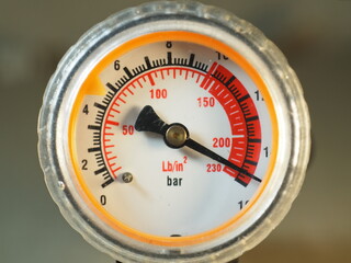 Pressure gauge scale. Critical pressure.