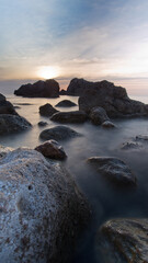 Paisajes y atardeceres de Mallorca España, con colores naranjas, rosados y azules.
El mar esta en calma y las contrastes y sombras son muy marcadas.