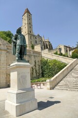 Fototapeta na wymiar La statue de D’Artagnan devant l’escalier monumental menant à la tour d’Armagnac à Auch