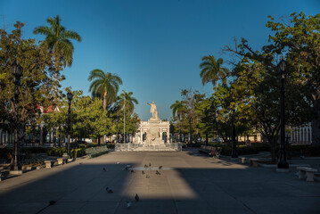 estatua de José Martí en la plaza principal de Cienfuegos Cuba