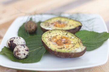 Ovos de codorniz servidos em abacate