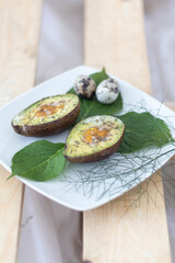 Ovos de codorniz servidos em abacate