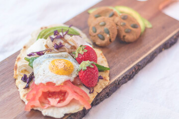 Bolinhos com sementes de abóbora, tortilhas com ovo legumes e morangos