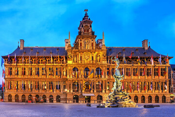 Schemeringscène van het stadhuis van Antwerpen op de Grote Markt (Hoofdplein), België, een UNESCO-werelderfgoed en een van de eerste gebouwen in de bouwstijl van New Reinassance.
