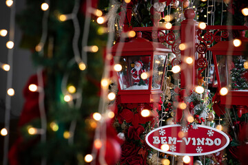 .Christmas decoration with bokeh lights highlighted. "Welcome" sign in Portuguese