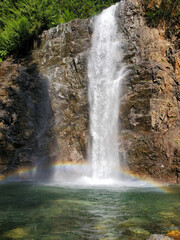Obraz premium A rainbow in a waterfall in the Pacific Northwest 