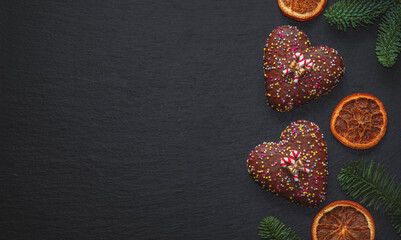Lebkuchenherzen mit bunten Streuseln weihnachtlich arrangiert