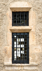 Fototapeta na wymiar Fenêtre ancienne à Caunes-Minervois, France