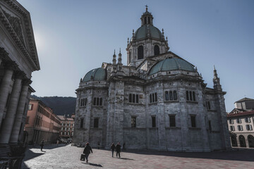 Fototapeta na wymiar cathedral in Como with people in the street