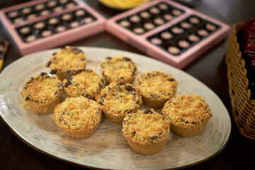 Shortcrust pastry with banana filling and sprinkling