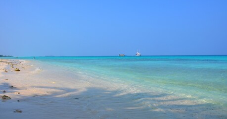 Fototapeta na wymiar Mar azul turquesa y arenas blancas de la isla de Dhigurah, del atolon Alif Dhaal en las islas Maldivas
