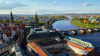 Fototapeta na wymiar Panorama von Dresden mit Elbe vom Turm der Frauenkirche bei warmen Sonnenlicht