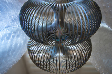 Licht und Schatten, moderne Kunst mit Spiegelung einer Metallspirale
