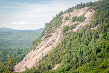Fototapeta na wymiar A rocky ledge near North Conway, NH