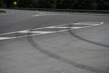 Obraz premium Tire marks on the asphalt. Good brakes and correct distance from the vehicle. Car safety theme