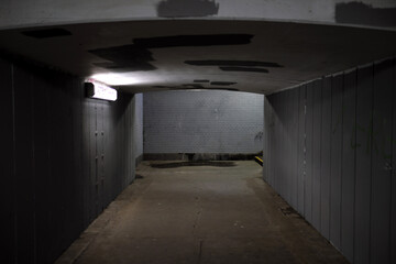 Bahnsteigtunnel an Bahnhof - Stockfoto