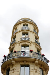 Fototapeta na wymiar Beautiful round building in Paris, parisian style
