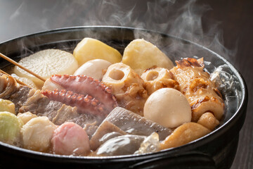 土鍋で煮込む色々なおでん