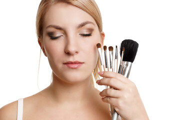 Frau hält Make-up Pinsel