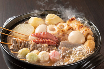 土鍋で煮込む色々なおでん