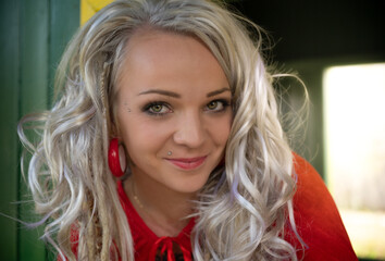 Portrait Junge Frau mit Lockenkopf