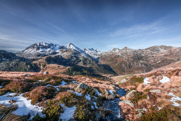 Vue sur les Pyrénées, montée des étangs de Joclar en Ariège - Occitanie - France