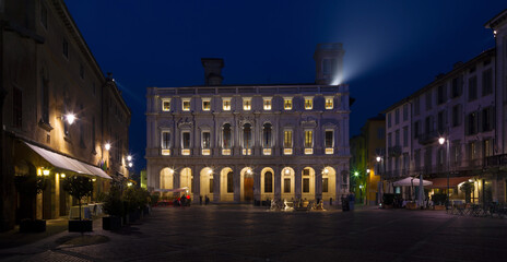 Fototapeta na wymiar Bergamo - The Library palace on piazza vecchia at night