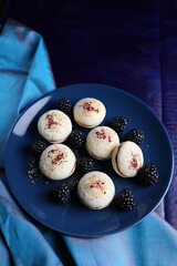 Baiser-Anisplätzchen mit Brombeergelee