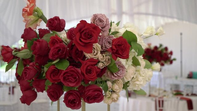 Red roses flowers composition decoration at wedding dinner in restaurant