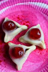 Süsse Kirschberge gefüllt mit eine Masse aus Marzipan und Weinbrandkirschen 