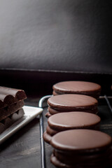 Alfajores de dulce de leche y chocolate