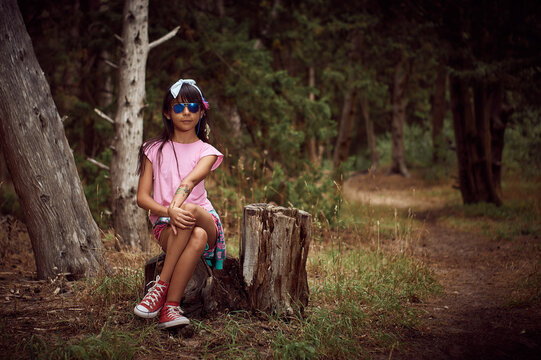 niñas modelo en bosque