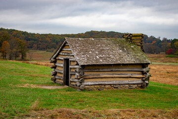 Obraz premium A Reconstructed Hut in a Wide Open Field in Valley Forge National Historical Park